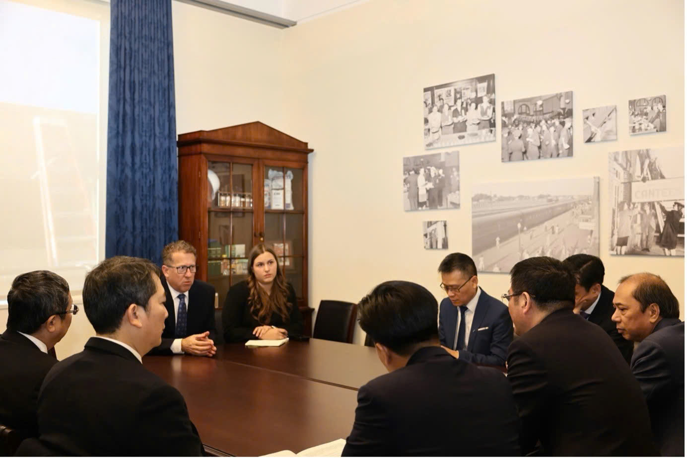 Đoàn đàm phán Chính phủ Việt Nam về thỏa thuận thương mại đối ứng với Hoa Kỳ làm việc với Chủ tịch Tiểu ban Thương mại, Quốc hội Hoa Kỳ.