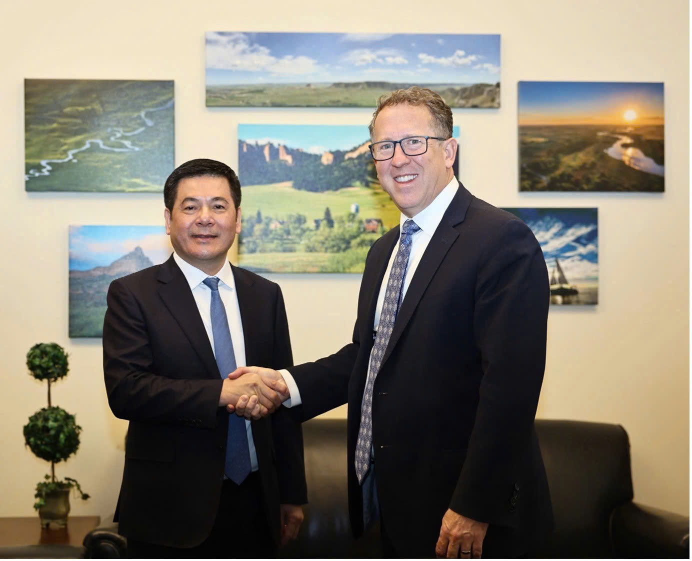 Bộ trưởng Bộ Công Thương Nguyễn Hồng Diên làm việc với Hạ nghị sĩ Adrian Smith (bang Nebraska, Đảng Cộng hoà).