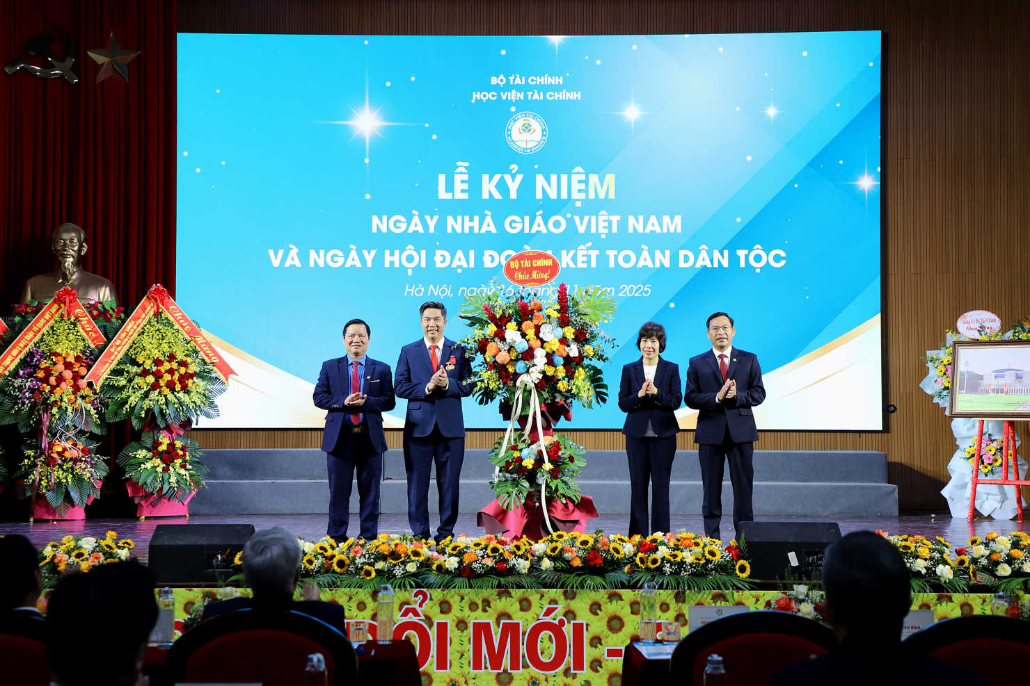 Thứ trưởng Nguyễn Thị Bích Ngọc đại diện lãnh đạo Bộ Tài chính tặng hoa chúc mừng các thầy cô giáo Học viện nhân ngày Nhà giáo Việt Nam.