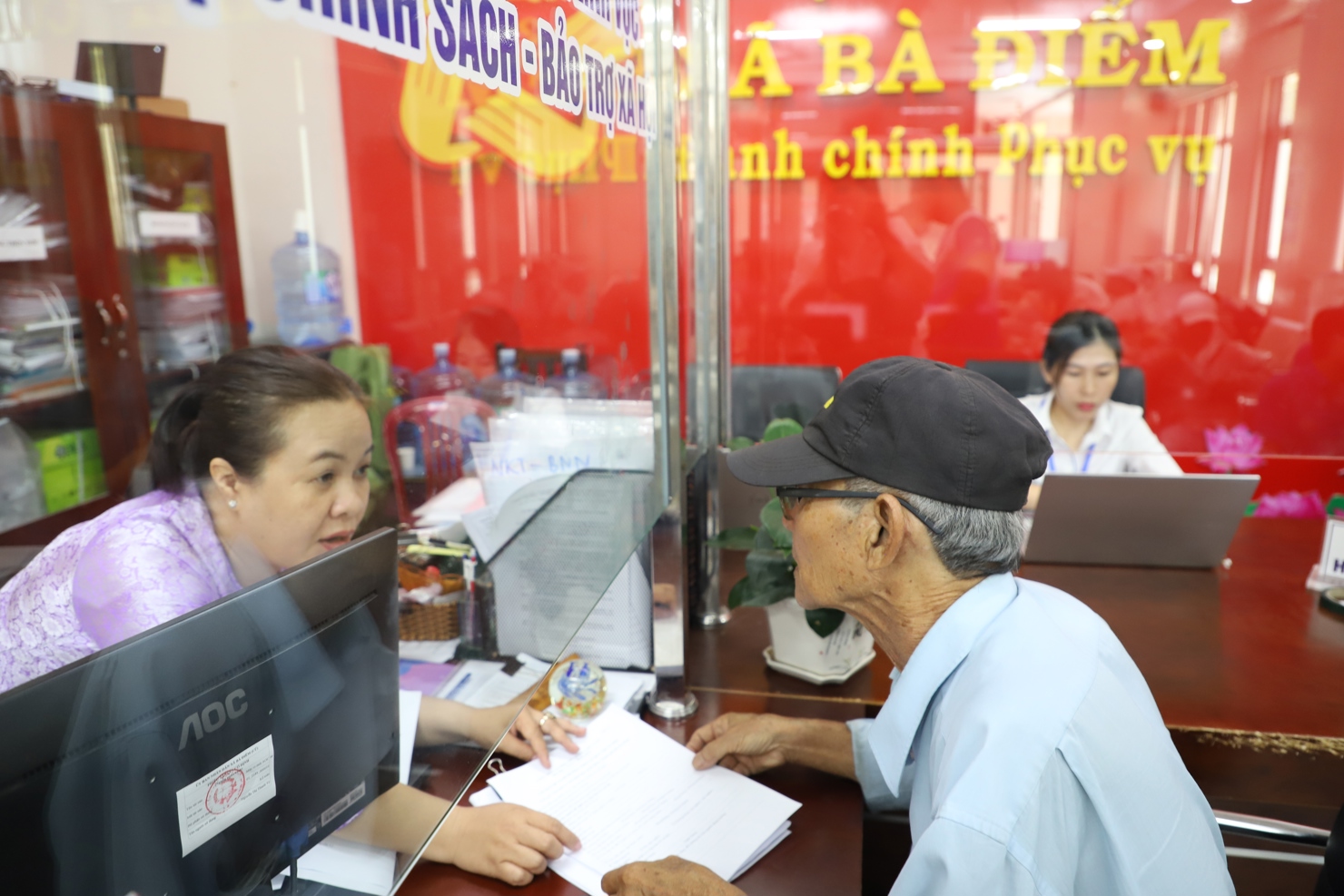 Người cao tuổi nhận chế độ tại UBND xã Bà Điểm, TP. Hồ Chí Minh. Ảnh: Phạm Thọ