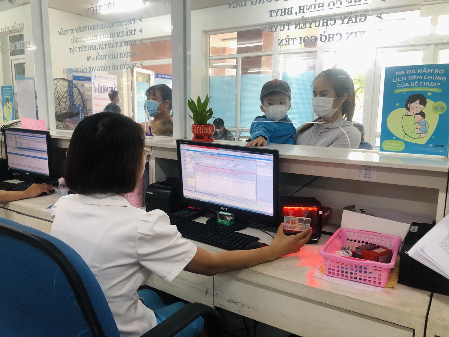 Người dân khi đi khám chưa bệnh bảo hiểm y tế chỉ cần mang theo Căn cước công dân gắn chíp.