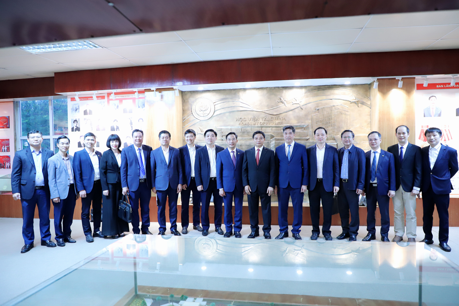 Bộ trưởng Nguyễn Văn Thắng thăm phòng truyền thống của Học viện Tài chính.