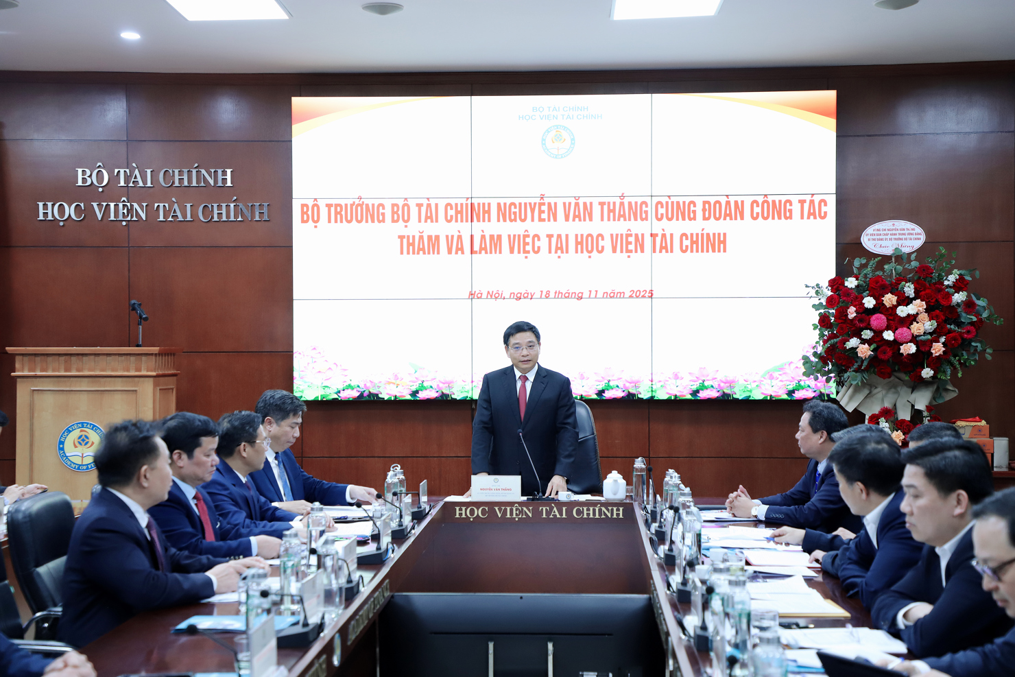 Bộ trưởng Bộ Tài chính Nguyễn Văn Thắng phát biểu tại buổi làm việc.