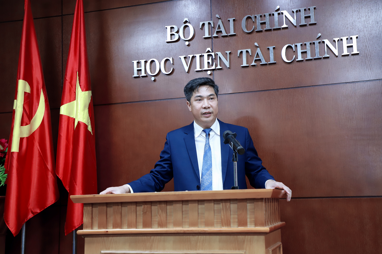 PGS.TS Nguyễn Đào Tùng - Giám đốc Học viện Tài chính báo cáo tại buổi làm việc.