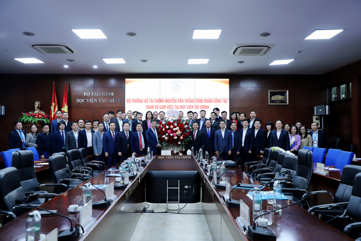 Bộ trưởng Nguyễn Văn Thắng tặng hoa chúc mừng Học viện Tài chính nhân dịp kỷ niệm 43 năm Ngày Nhà giáo Việt Nam (20/11/1982 - 20/11/2025).