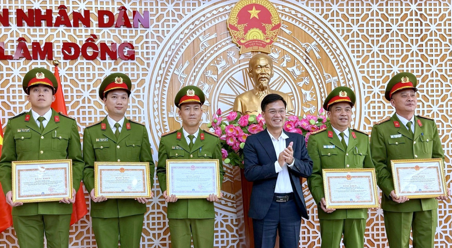 Phó chủ tịch UBND tỉnh Lâm Đồng Đinh Văn Tuấn trao Bằng khen của BHXH Việt Nam cho tập thể, cá nhân Phòng Cảnh sát Kinh tế- Công an tỉnh Lâm Đồng có thành tích trong phá vụ án liên quan đến BHYT. Ảnh: L.V