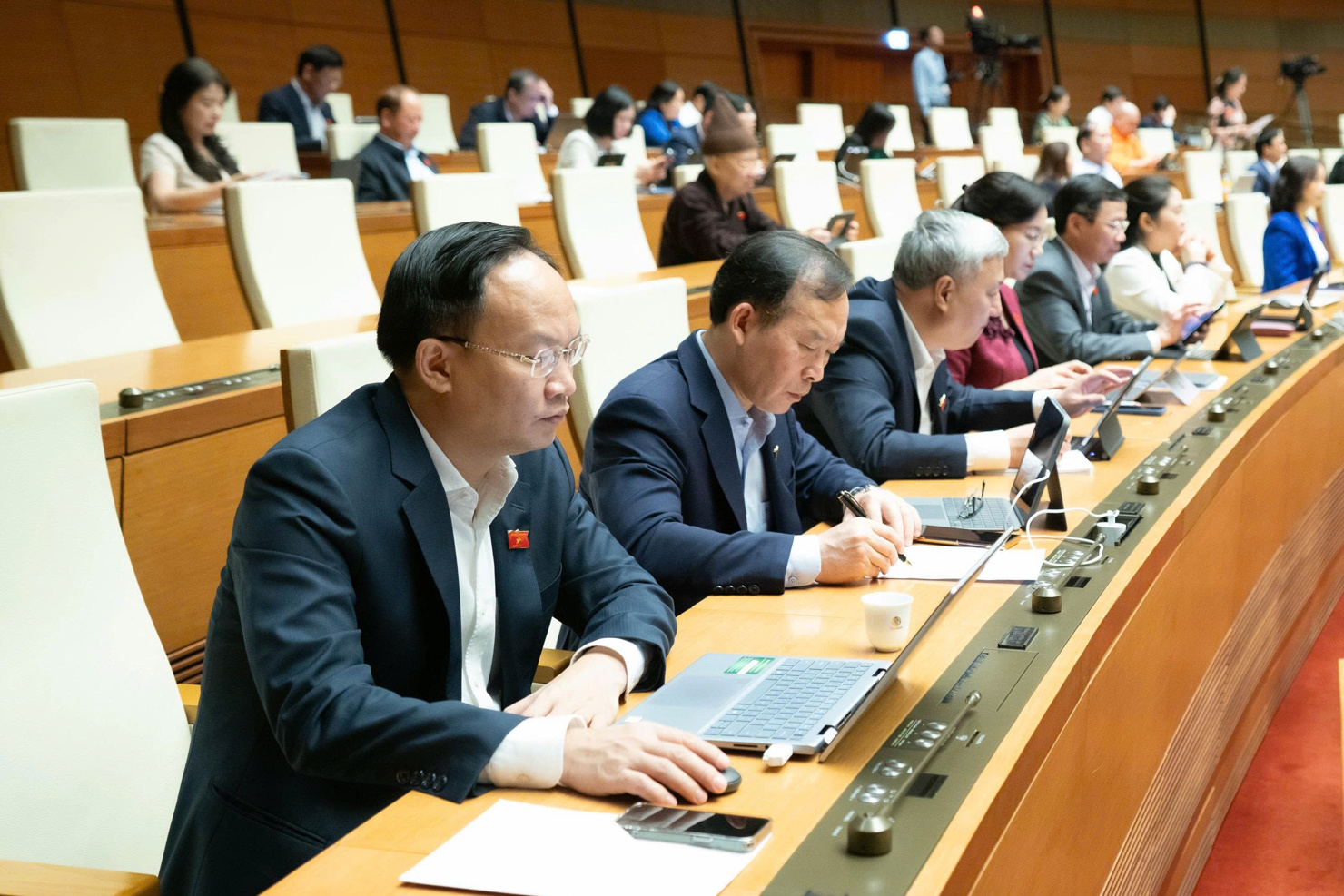 Các đại biểu tại phiên họp.