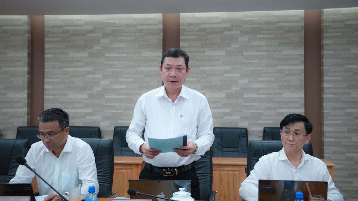 Đồng chí Đỗ Hoàng Sơn – Phó Bí thư Đảng ủy, Phó Giám đốc Công ty Điện lực Bình Dương báo cáo công tác xây dựng Đảng, sản xuất kinh doanh. 