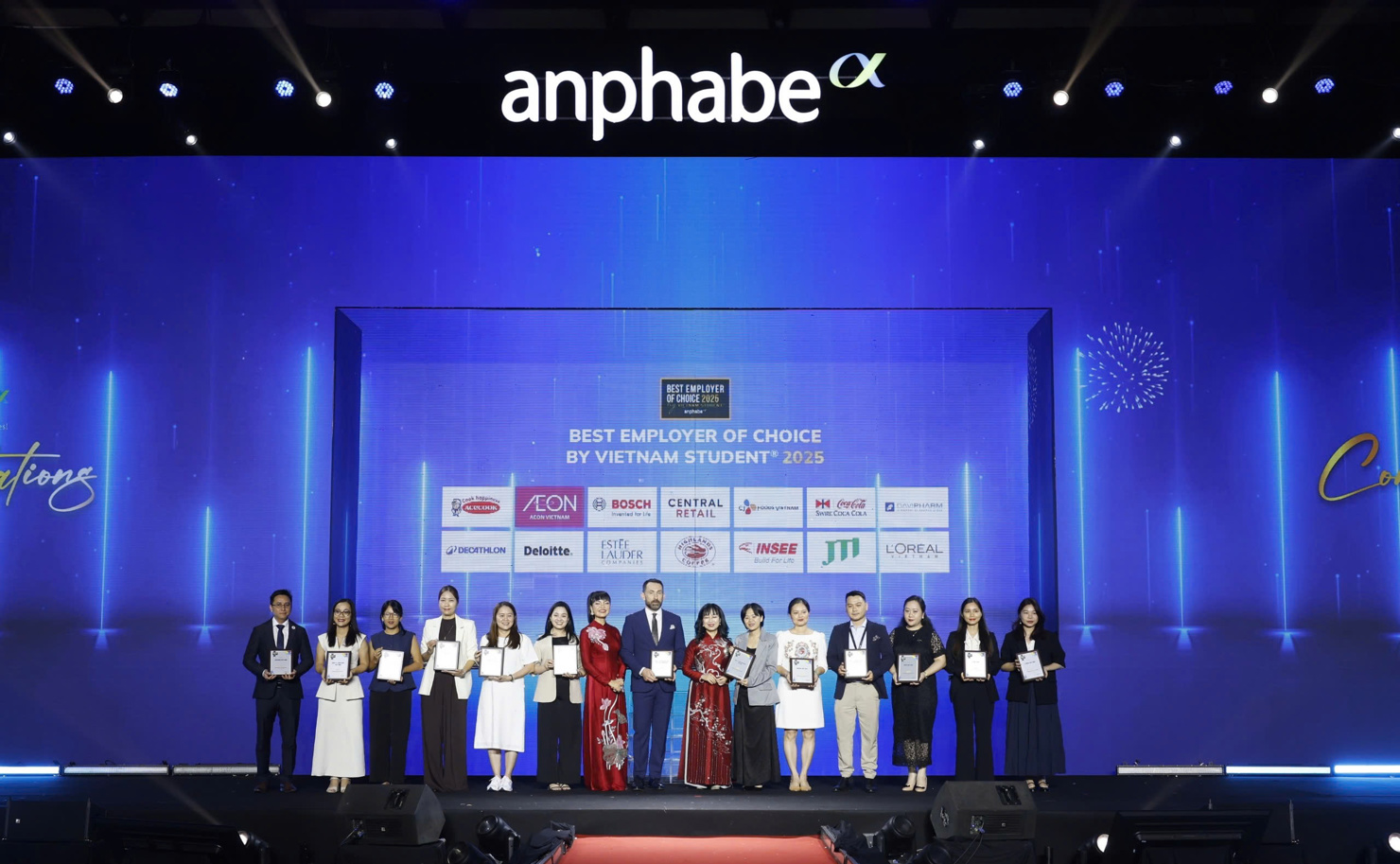 Bà Trần Thị Thu Hà, Giám đốc Nhân sự - JTI Vietnam, nhận giải thưởng “Thương hiệu Nhà Tuyển dụng hấp dẫn với Sinh viên Việt Nam”.