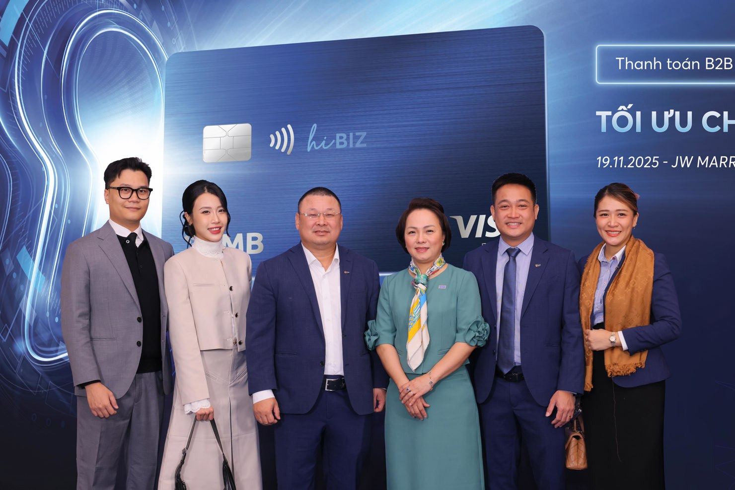 Lãnh đạo MB và VISA chụp ảnh lưu niệm. 