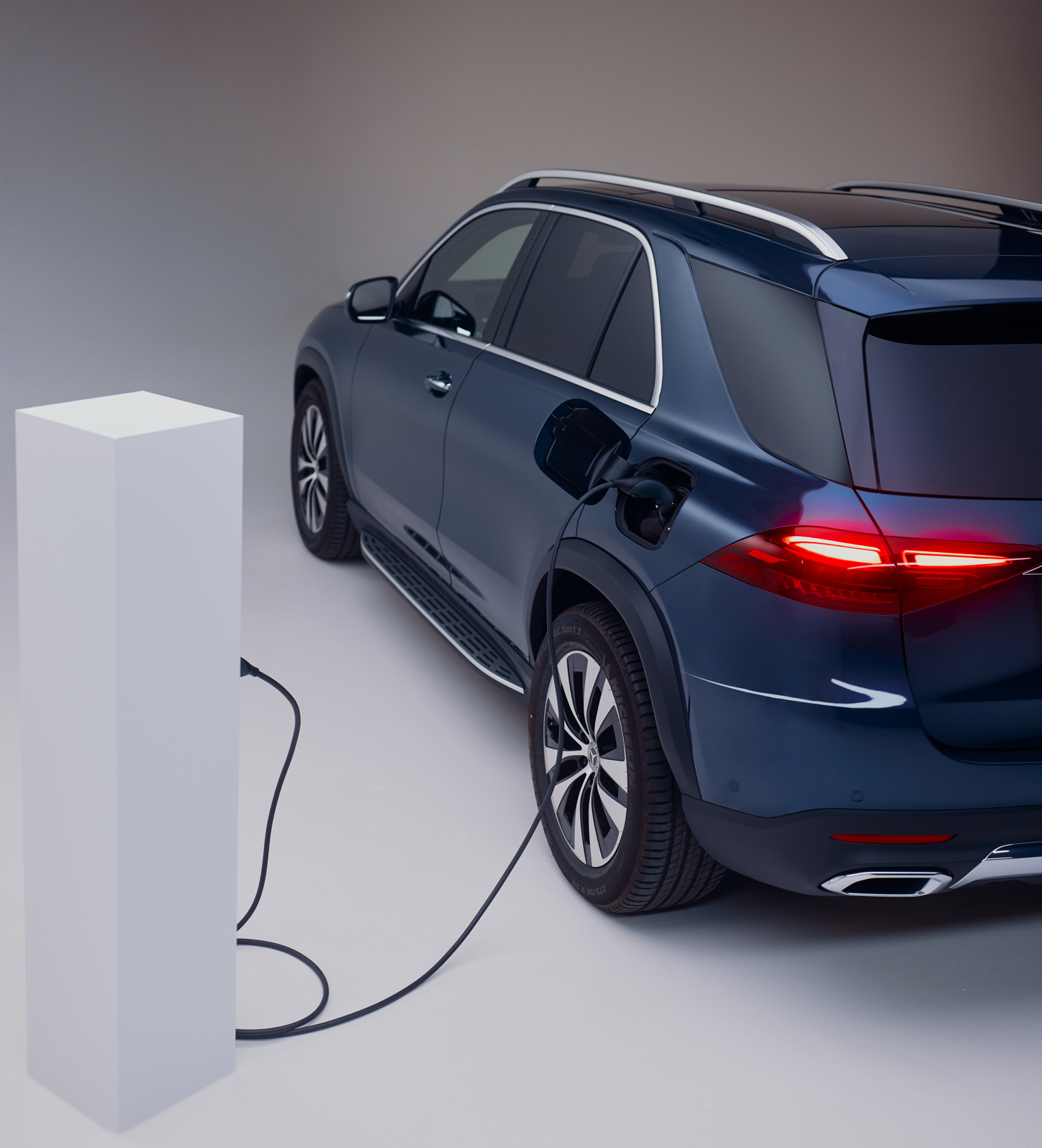 Khả năng di chuyển hoàn toàn bằng điện (WLTP): từ 95-114km; Thời gian sạc nhanh (AC 11kW): khoảng 2,75 giờ.