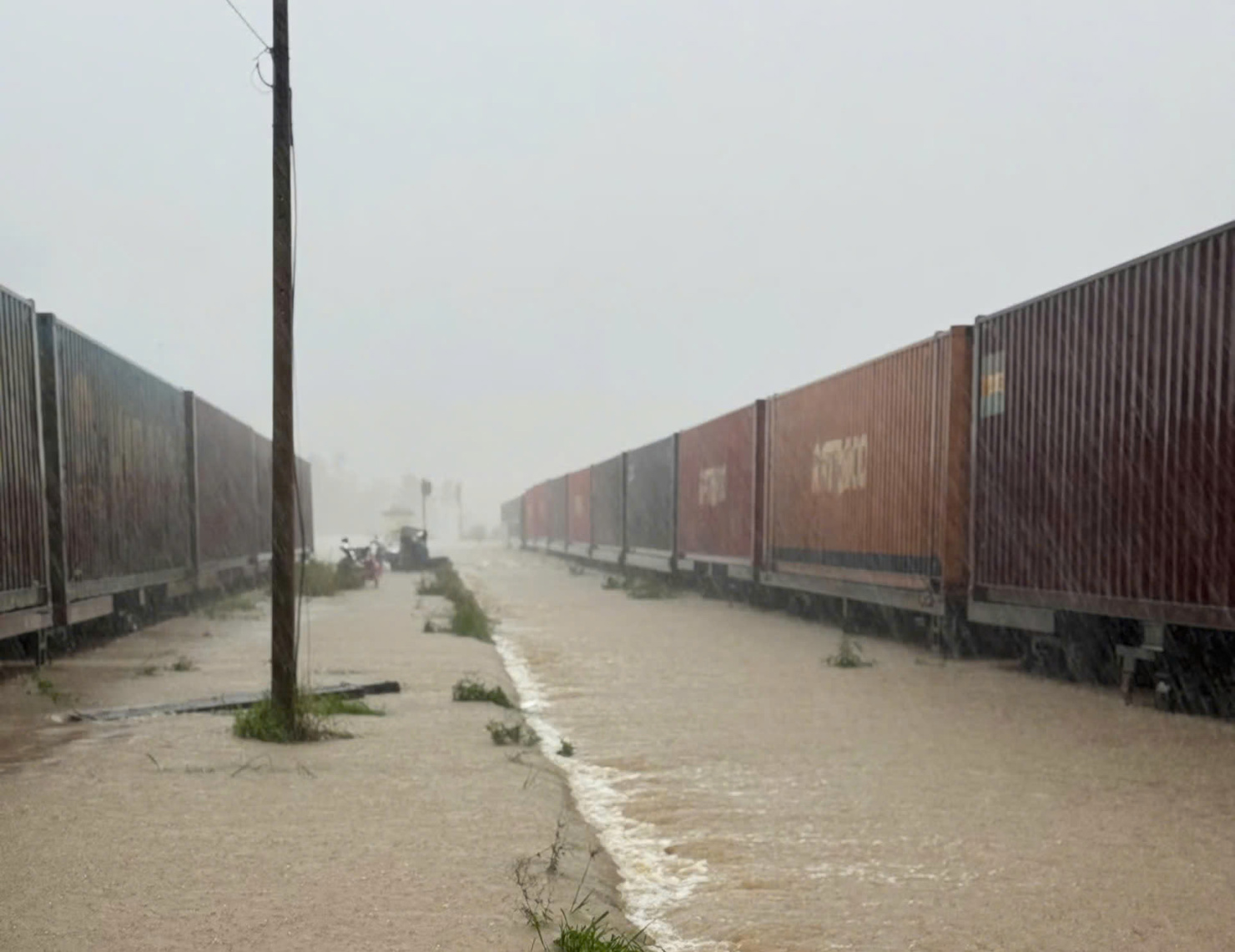 Mưa lũ khiến ngành Đường sắt phải dừng chạy nhiều chuyến tàu khách và tàu hàng