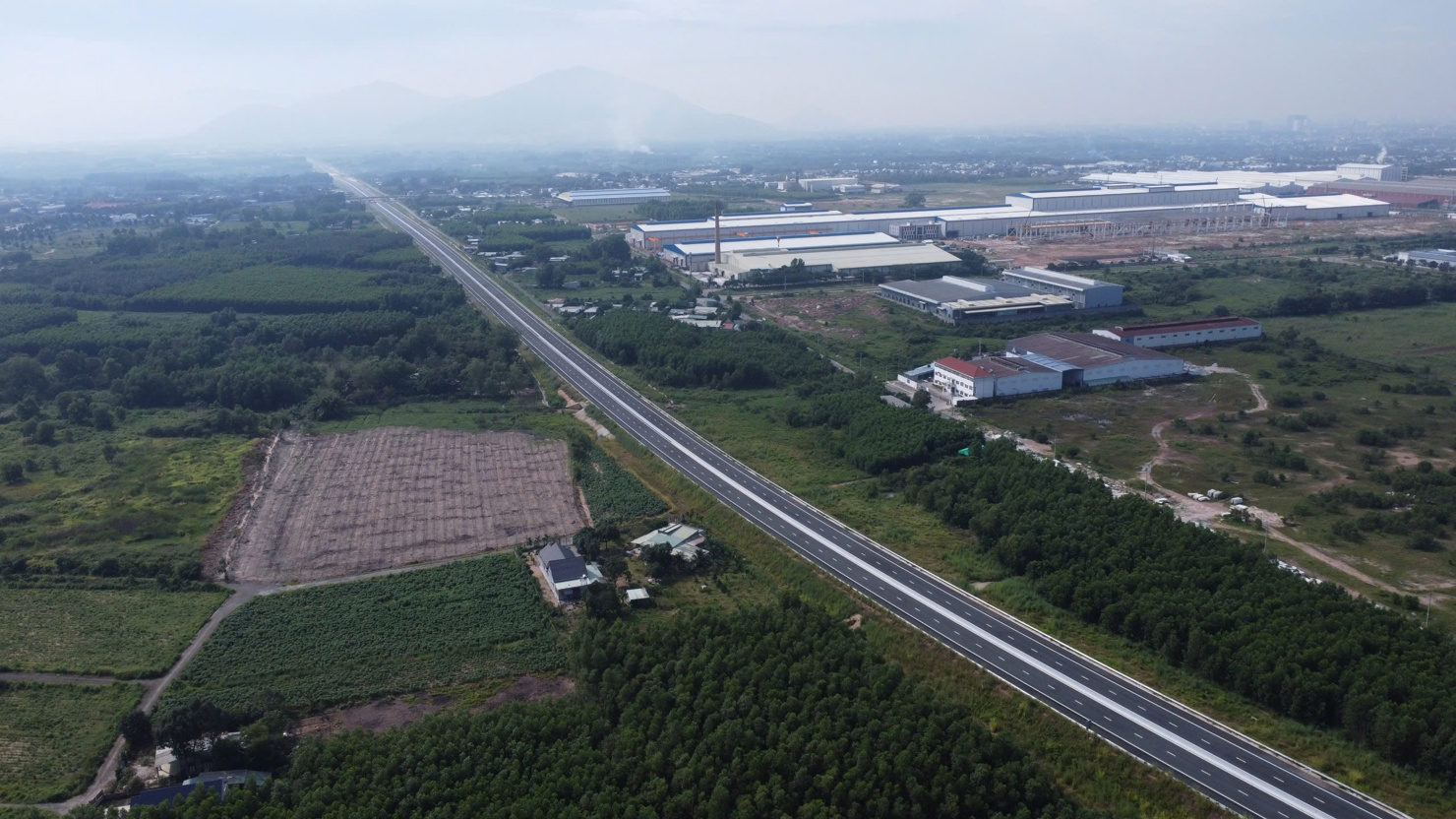 Cao tốc Biên Hòa – Vũng Tàu dự kiến thông xe 19/12, rút ngắn ít nhất 50% thời gian di chuyển giữa TP Hồ Chí Minh - Đồng Nai - Vũng Tàu.