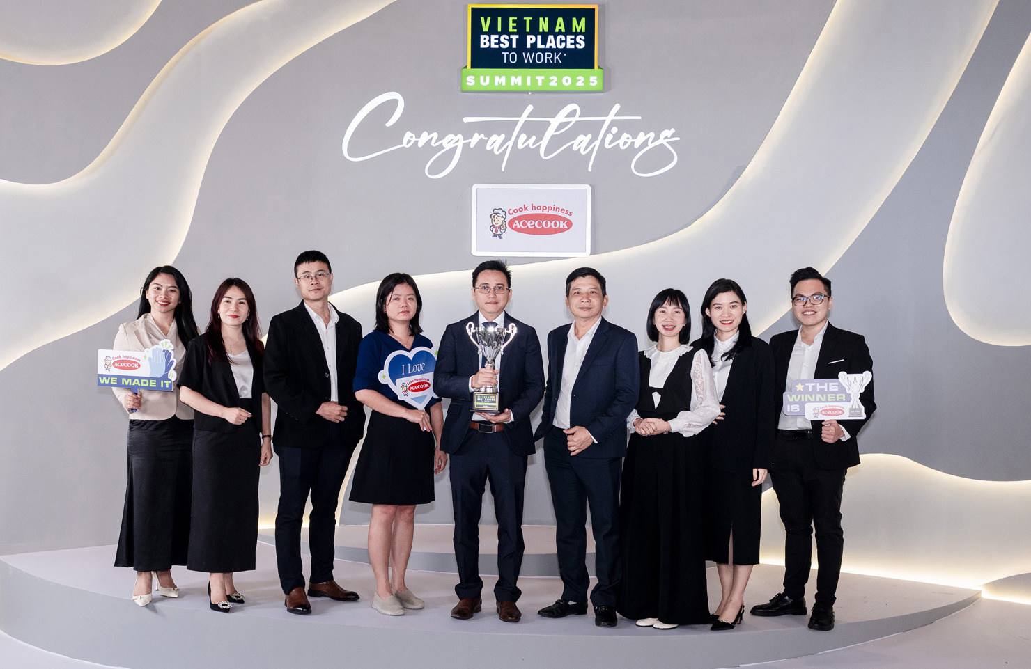 Tập thể Acecook Việt Nam vinh dự nhận giải tại chương trình, đây là năm thứ 10 công ty có mặt trong bảng xếp hạng.