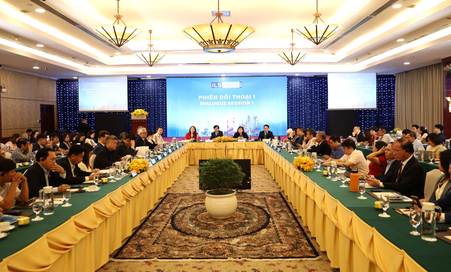 Diễn đàn đã chỉ ra nhiều điểm nghẽn pháp lý, vướng mắc thực thi và đề xuất giải pháp hoàn thiện môi trường đầu tư. Ảnh: T.D