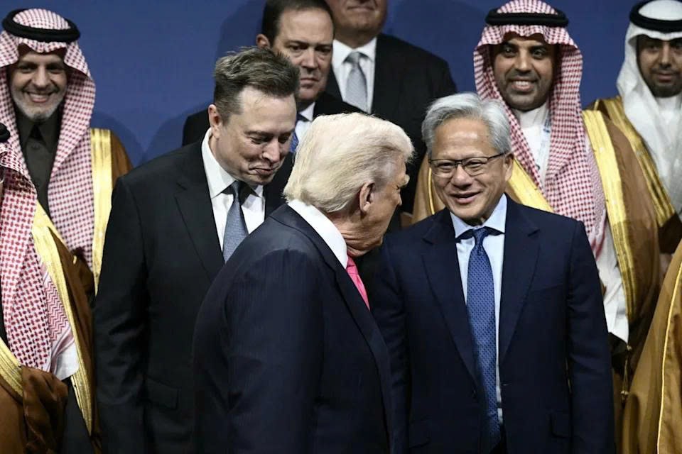 Tổng thống Mỹ Donald Trump, ông Elon Musk và Giám đốc điều hành Nvidia Corp. Jensen Huang tại Diễn đàn đầu tư Mỹ - Ảrập Xêút ở Washington ngày 19/11. Ảnh: Bloomberg.  