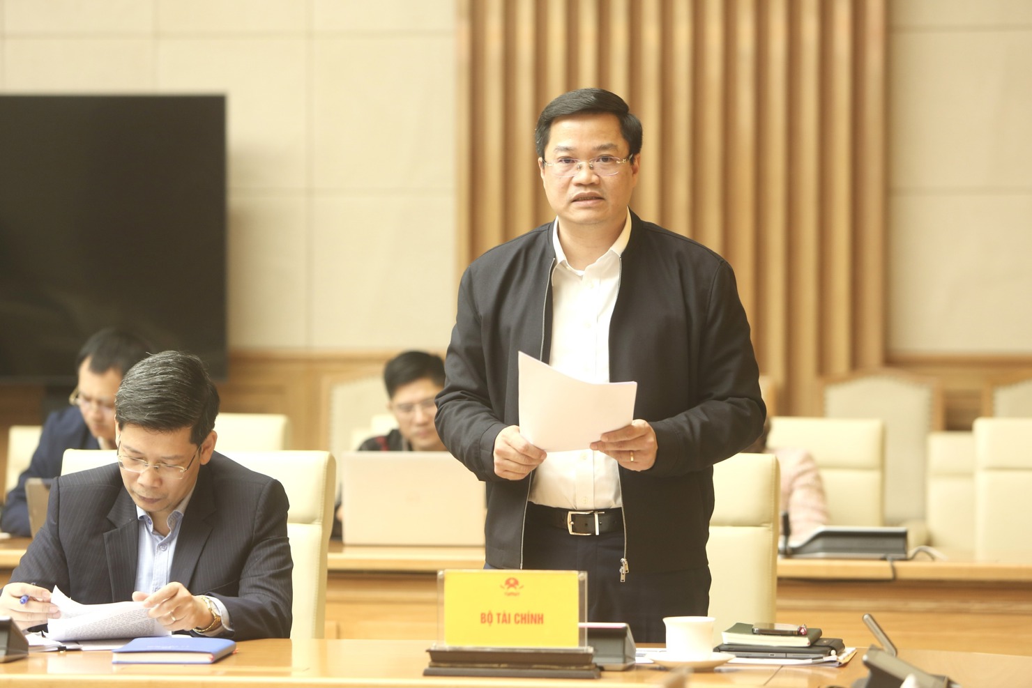 Thứ trưởng Bộ Tài chính Nguyễn Đức Tâm báo cáo tại cuộc họp. Ảnh: KH