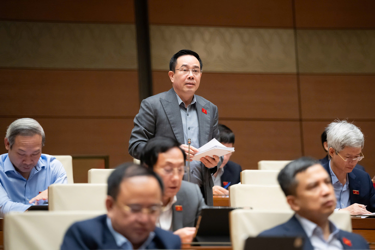 Đại biểu Nguyễn Văn Huy - Hưng Yên thảo luận tại phiên họp.