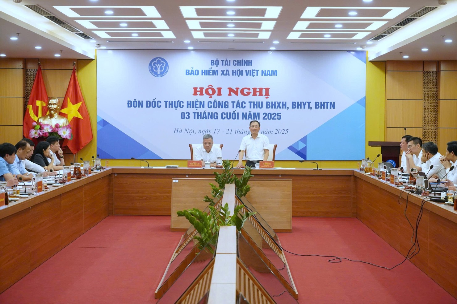 Liên tục từ ngày 17-21/10/2025, BHXH Việt Nam tổ chức các buổi làm việc trực tiếp với lãnh đạo BHXH các tỉnh, thành phố về giải pháp đôn đốc thu, phát triển người tham gia BHXH, BHYT trong các tháng cuối năm.