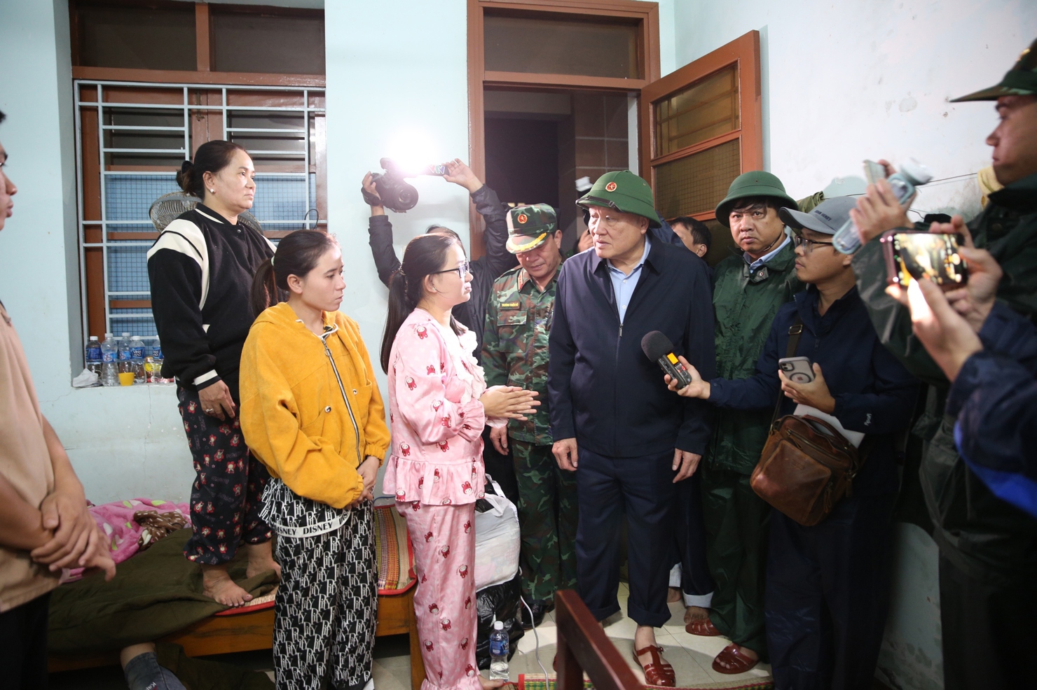 Phó Thủ tướng Thường trực Chính phủ Nguyễn Hòa Bình thăm hỏi, động viên người dân bị ảnh hưởng. Ảnh: VGP/Nguyễn Hoàng