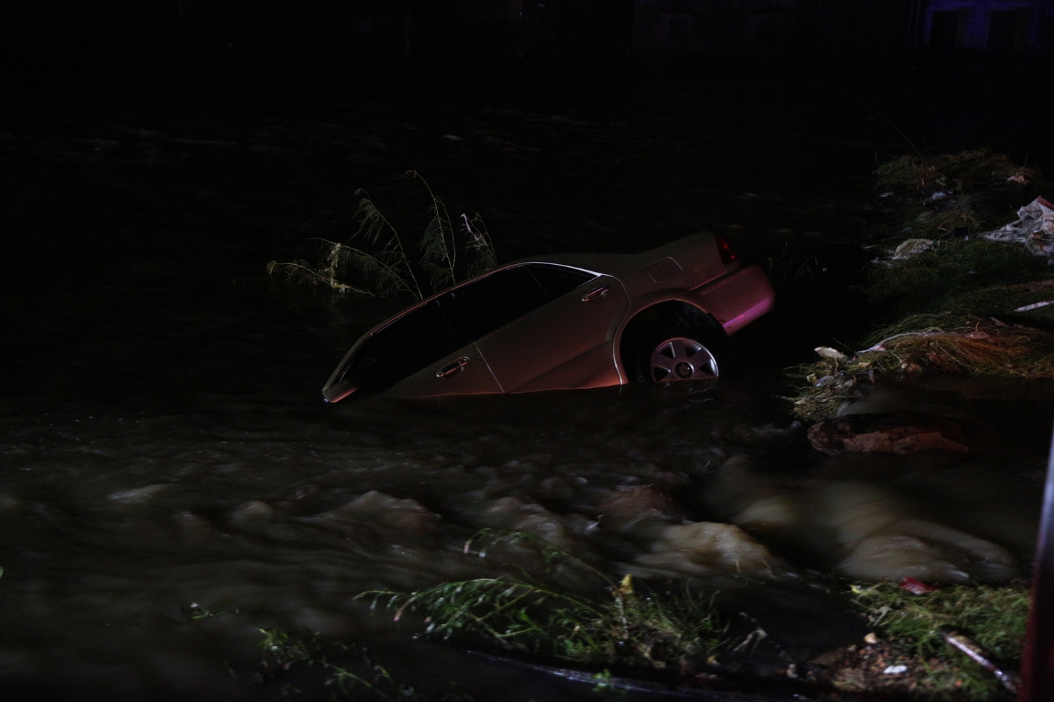 Tài sản của người dân bị cuốn trôi. Ảnh: VGP/Nguyễn Hoàng