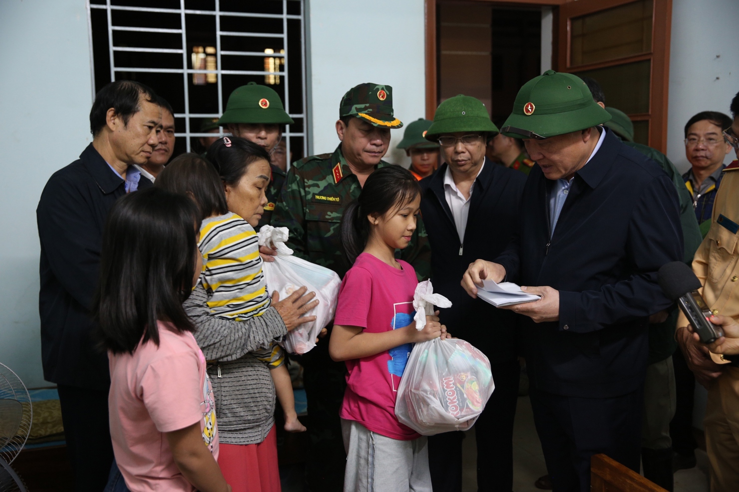 Phó Thủ tướng Thường trực Chính phủ Nguyễn Hòa Bình thăm hỏi, động viên, tặng quà người dân bị ảnh hưởng. Ảnh: VGP/Nguyễn Hoàng