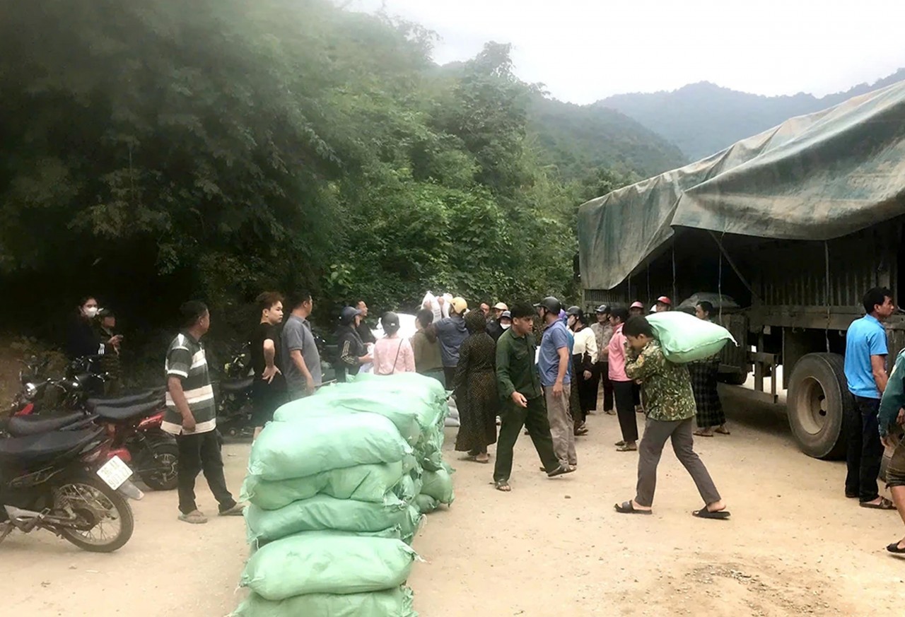 Chi cục DTNN khu vực VII xuất cấp hơn 156,78 tấn gạo dự trữ quốc gia hỗ trợ người dân 7 xã của tỉnh Thanh Hoá chăm sóc, bảo vệ rừng. Ảnh: Hồ Thủy