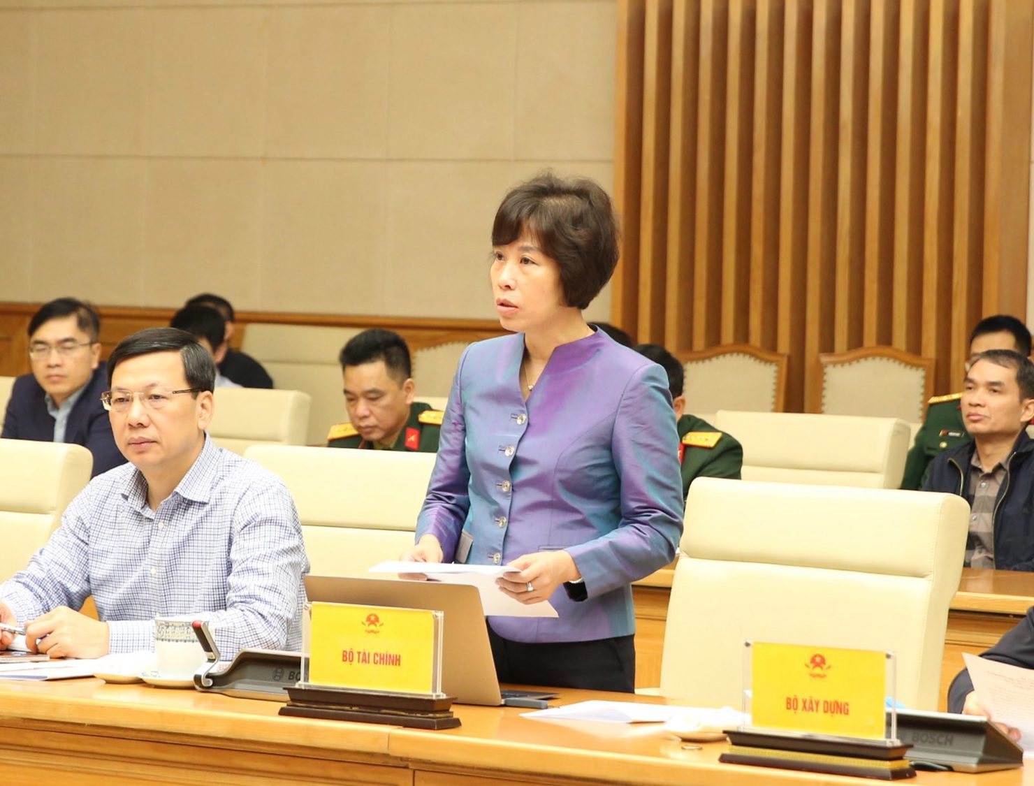 Thứ trưởng Bộ Tài chính Nguyễn Thị Bích Ngọc báo cáo công tác hỗ trợ người dân vùng lũ tại cuộc họp với Thủ tướng sáng 23/11.