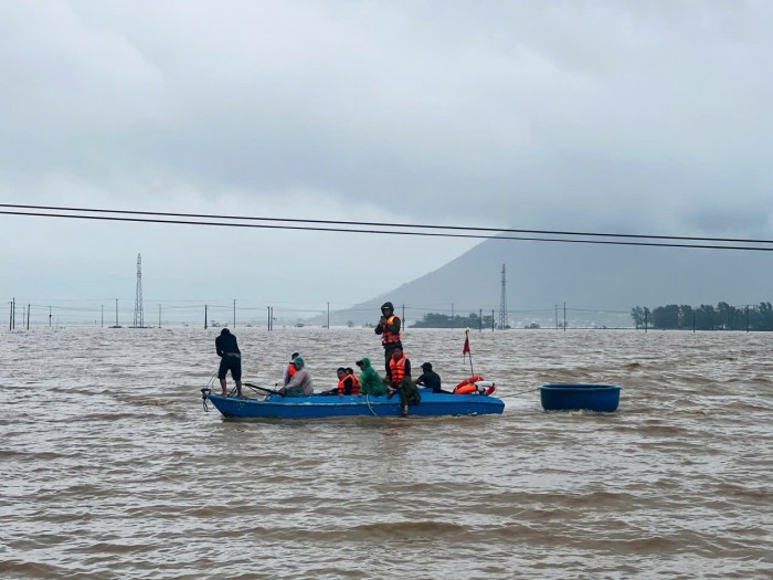 Giữ vững mặt bằng giá giữa bão lũ: Kịp thời điều hòa cung - cầu, không để găm hàng, đẩy giá