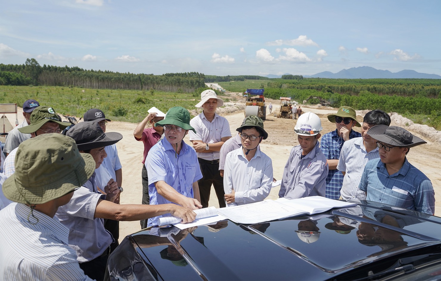 Phó Chủ tịch UBND tỉnh Lâm Đồng Nguyễn Hồng Hải (áo xanh) khảo sát vị trí các KCN phía Đông Nam tỉnh Lâm Đồng. Ảnh: Công Thông tin điện tử Lâm Đồng