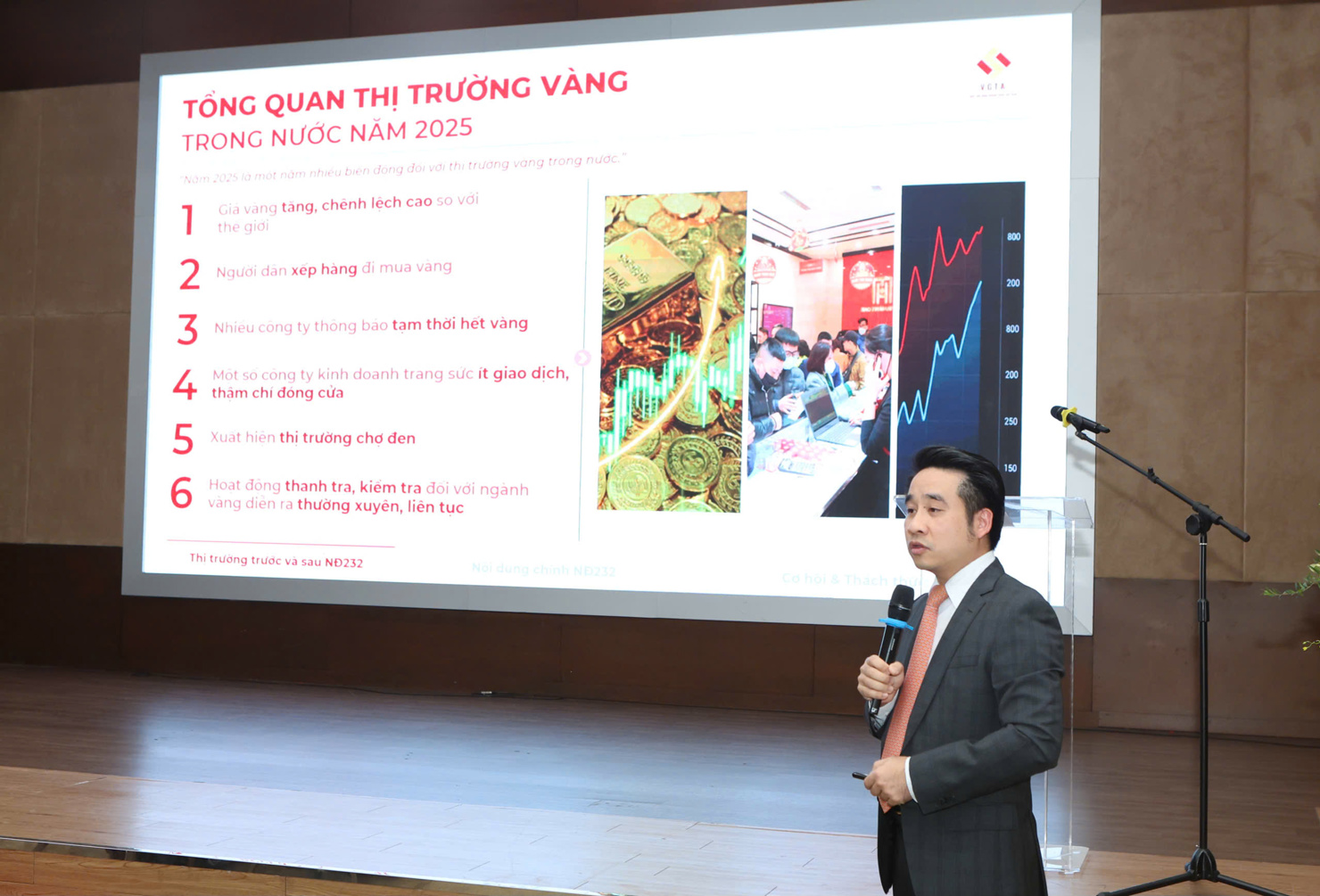 Phó Chủ tịch, Tổng Thư ký Hiệp hội Kinh doanh Vàng trình bày tại Diễn đàn.