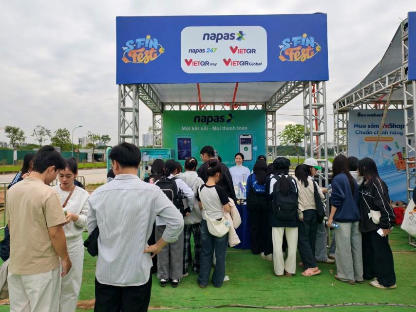 Hàng nghìn lượt sinh viên tương tác, trải nghiệm tại gian hàng NAPAS