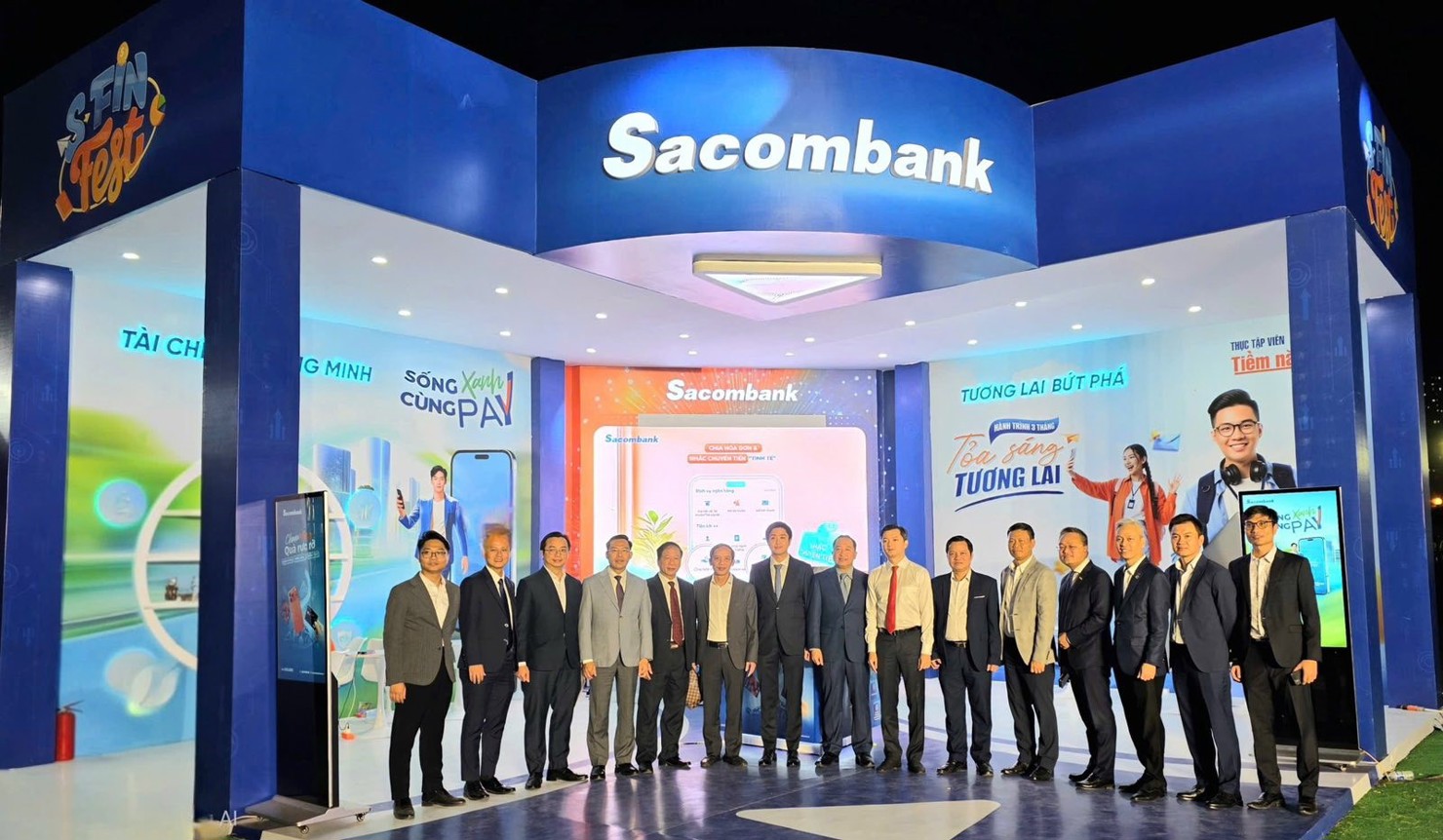 Đại diện NAPAS tham dự và chụp ảnh cùng các đại biểu