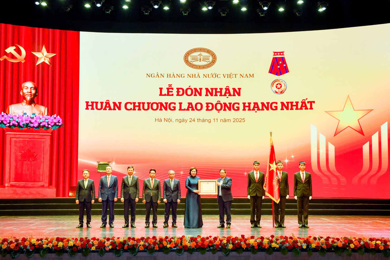 Thay mặt Đảng và Nhà nước , Thủ tướng Phạm Minh Chính trao tặng Huân chương lao động hạng Nhất cho NHNN.