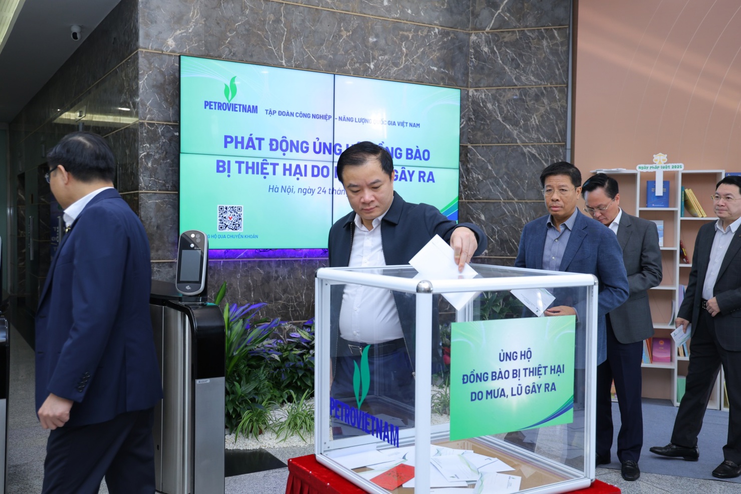 Tổng Giám đốc Petrovietnam Lê Ngọc Sơn quyên góp ủng hộ đồng bào vũng lũ