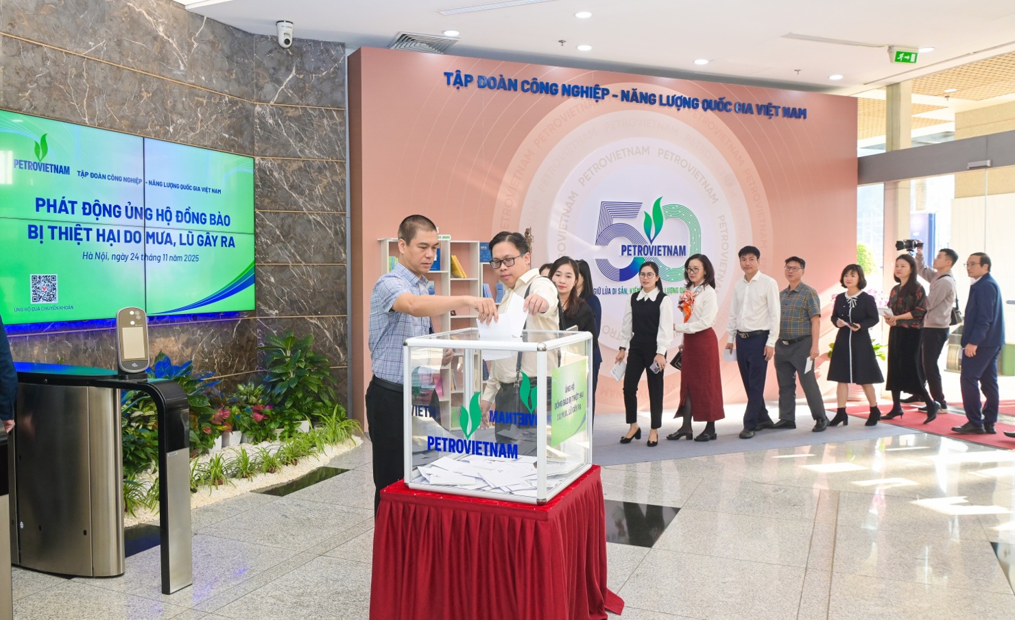 Cán bộ nhân viên, người lao động Petrovietnam hưởng ứng lời kêu gọi, quyên góp ủng hộ đồng bào vũng lũ lụt.