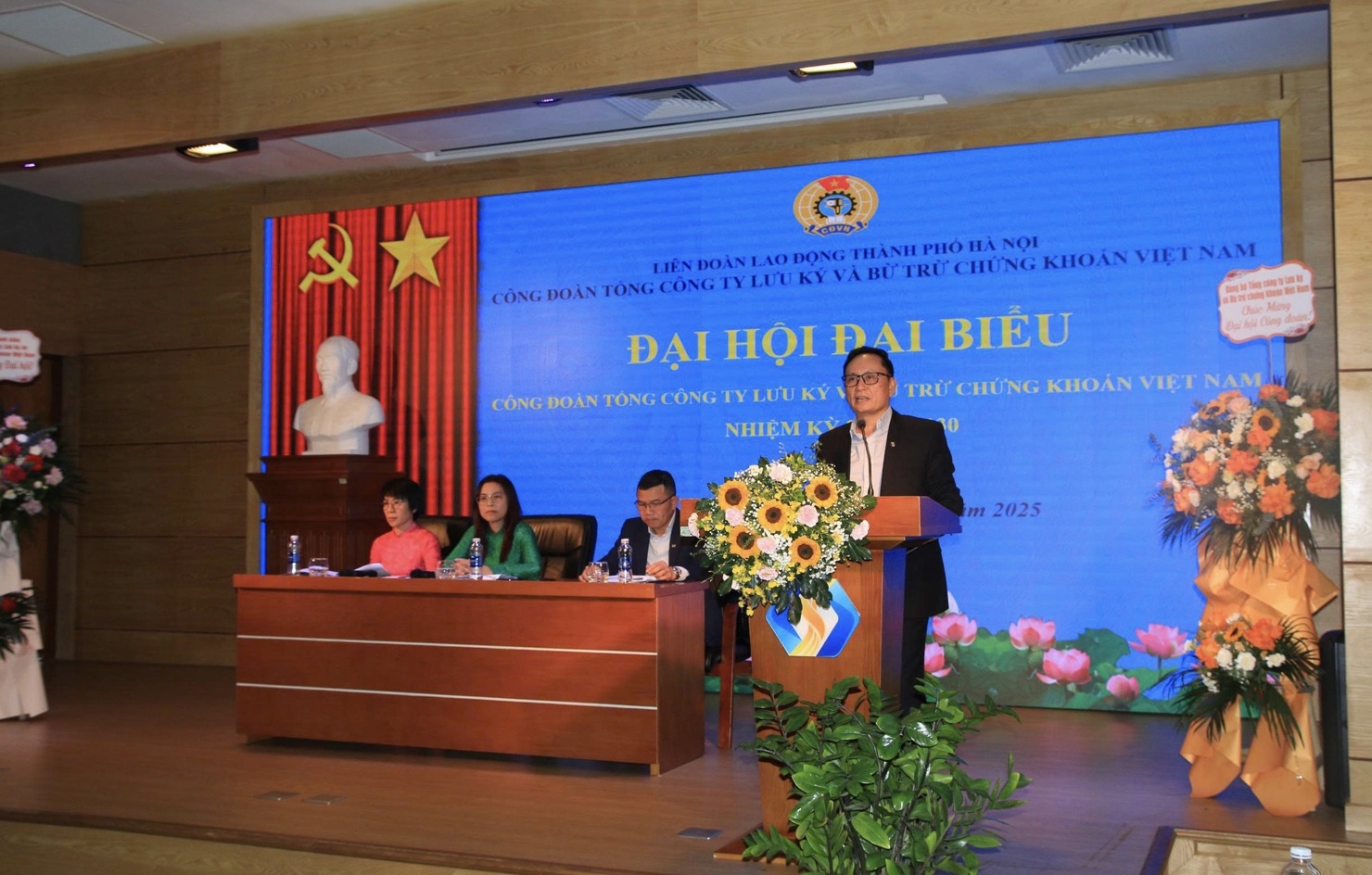 Đ/c Nguyễn Sơn, Bí thư Đảng bộ VSDC phát biểu chỉ đạo tại Đại hội