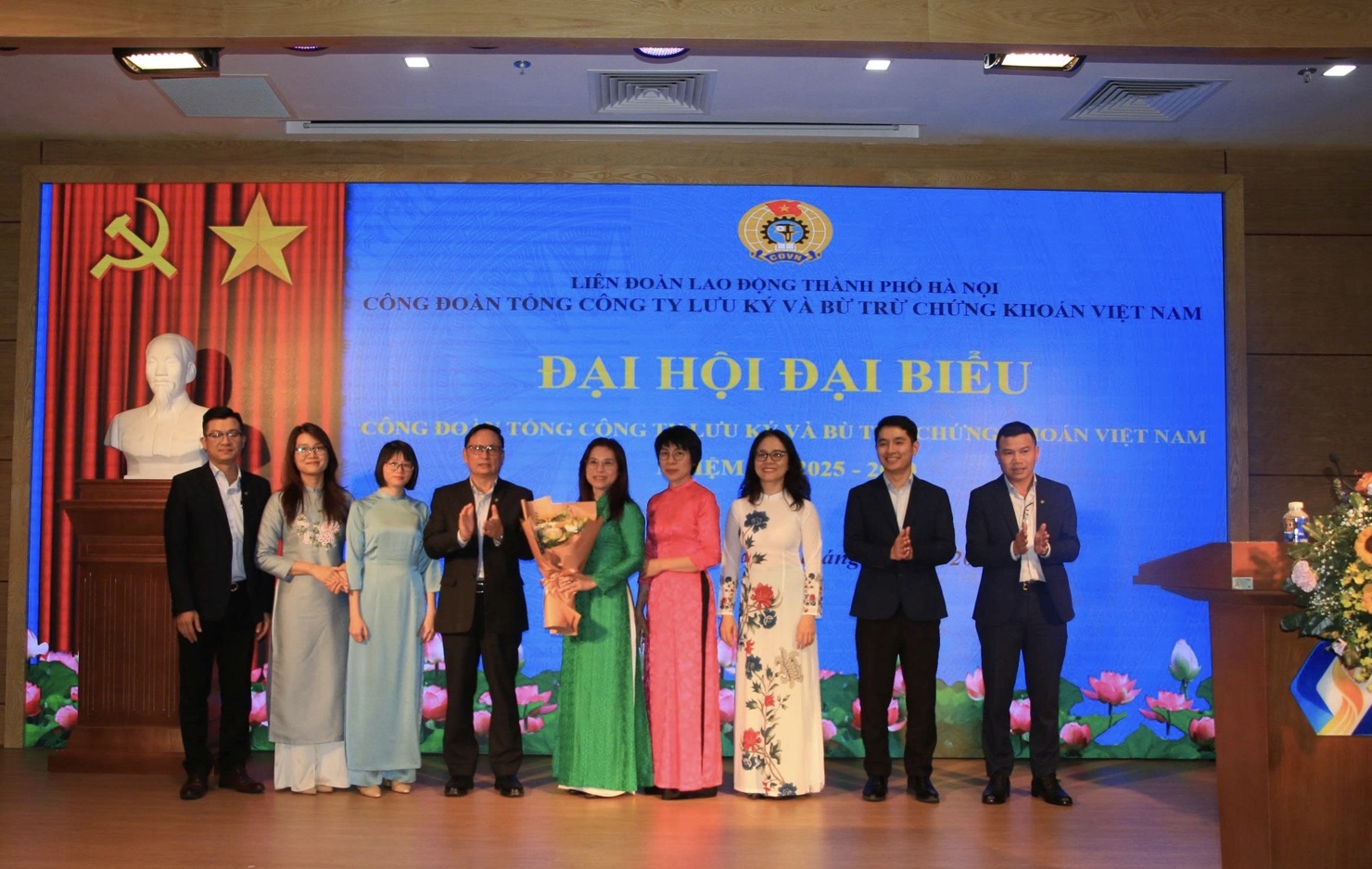 Đ/c Nguyễn Sơn, Bí thư Đảng bộ tặng hoachúc mừng BCH Công đoàn VSDC nhiệm kỳ 2025-2030