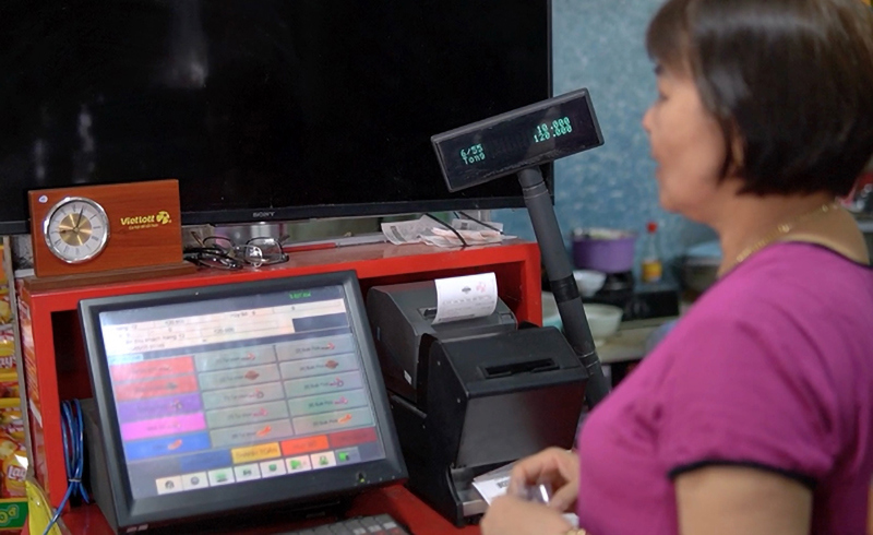 Bà Doanh trở nên bận rộn hơn kể từ khi bán kèm vé số Vietlott.