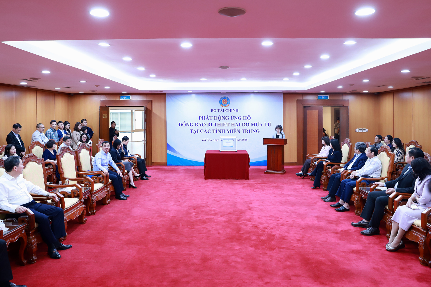 Đông đảo các đơn vị trực thuộc Bộ Tài chính tham dự buổi lễ ủng hộ.