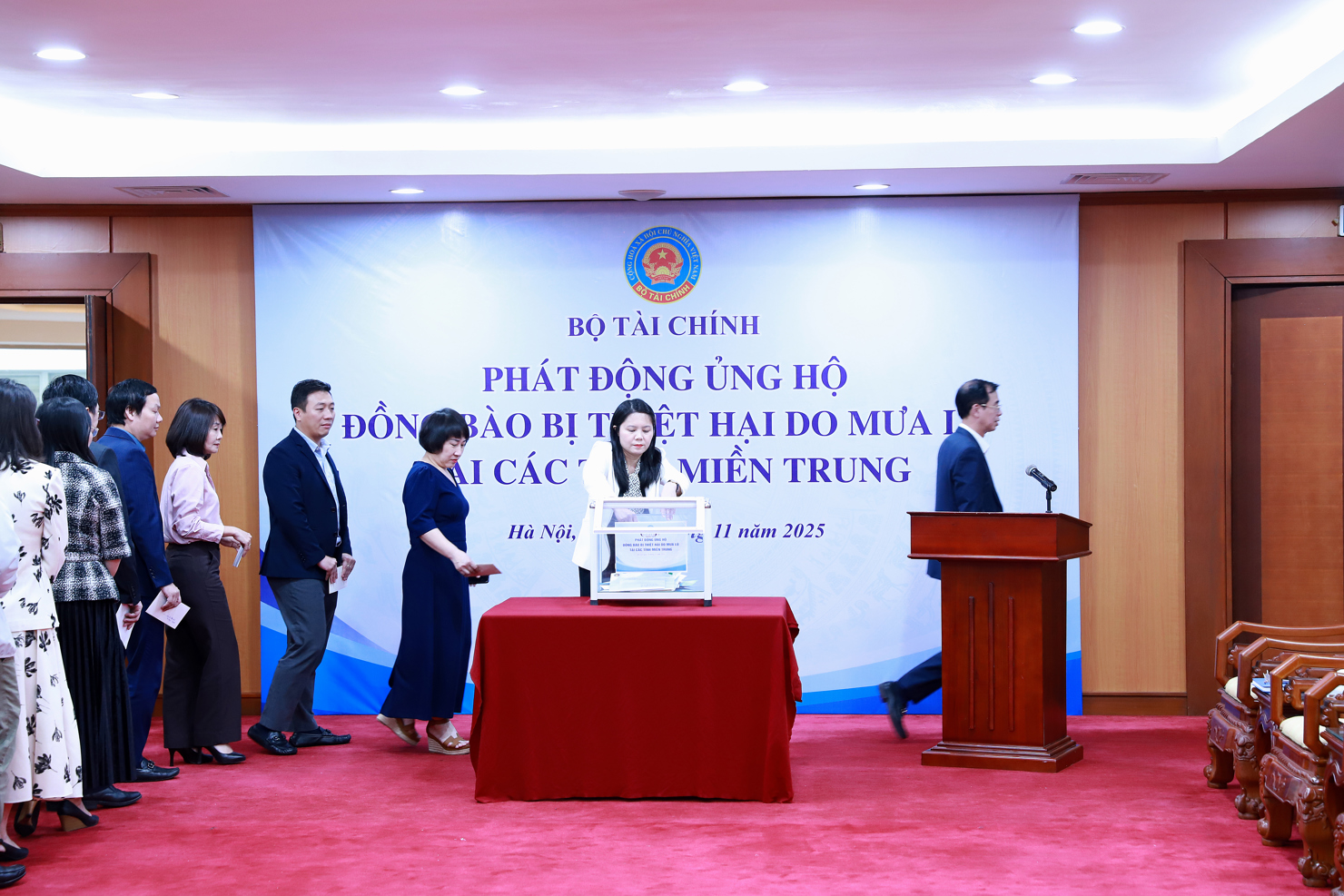 Đại diện các đơn vị trục thuộc Bộ Tài chính tham gia ủng hộ đồng bào tại buổi lễ.