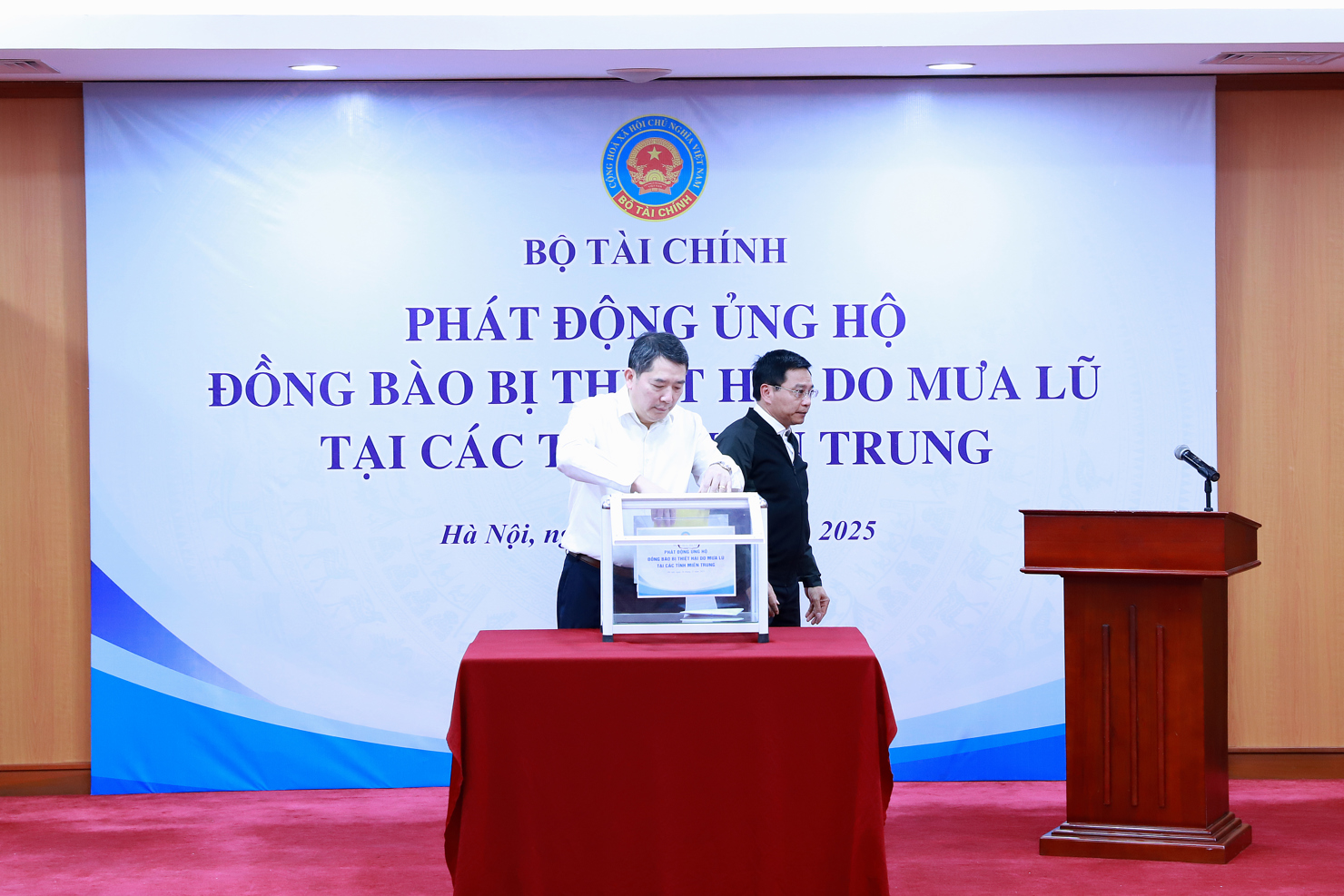 Thứ trưởng Bộ Tài chính Cao Anh Tuấn tham gia ủng hộ tại buổi lễ.