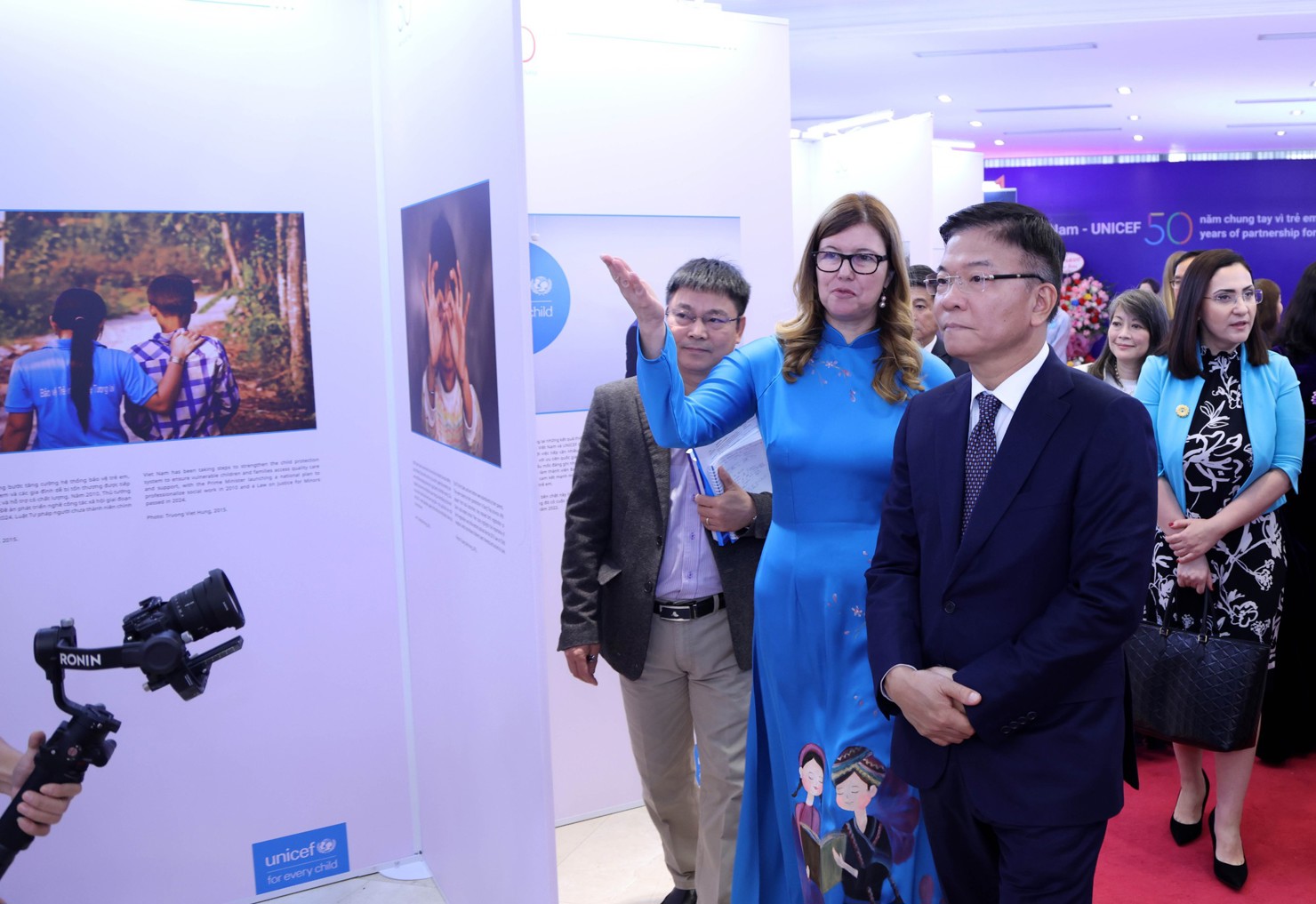 Bà Silvia Danailov, Trưởng đại diện UNICEF tại Việt Nam giới thiệu với Phó Thủ tướng Lê Thành Long về những hình ảnh 50 năm hợp tác Việt Nam – UNICEF và thành tựu 35 năm thực hiện Công ước của LHQ về quyền trẻ em của Việt Nam. Ảnh: VGP