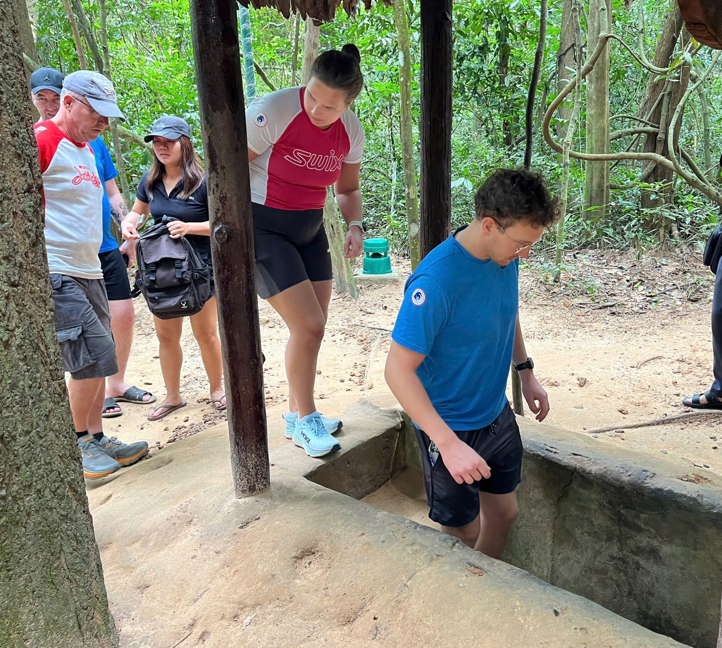 Du khách tham quan, trải nghiệm thực tế tại Địa đạo Củ Chi. Ảnh: T.D