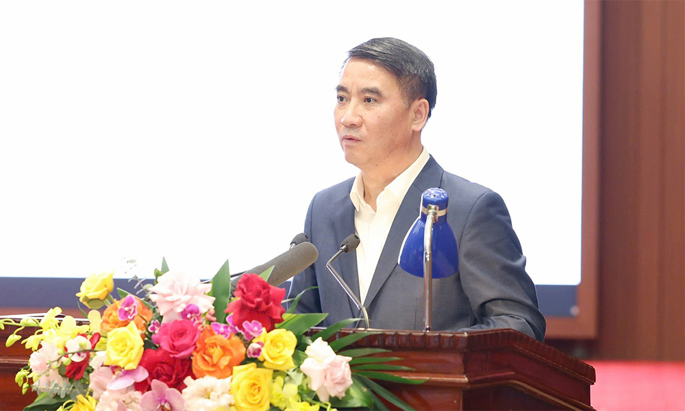 Ông Nguyễn Xuân Lưu - Phó Chủ tịch UBND TP. Hà Nội trình bày Báo cáo tại Hội nghị lần thứ 3, Ban Chấp hành Đảng bộ TP. Hà Nội khóa XVIII.