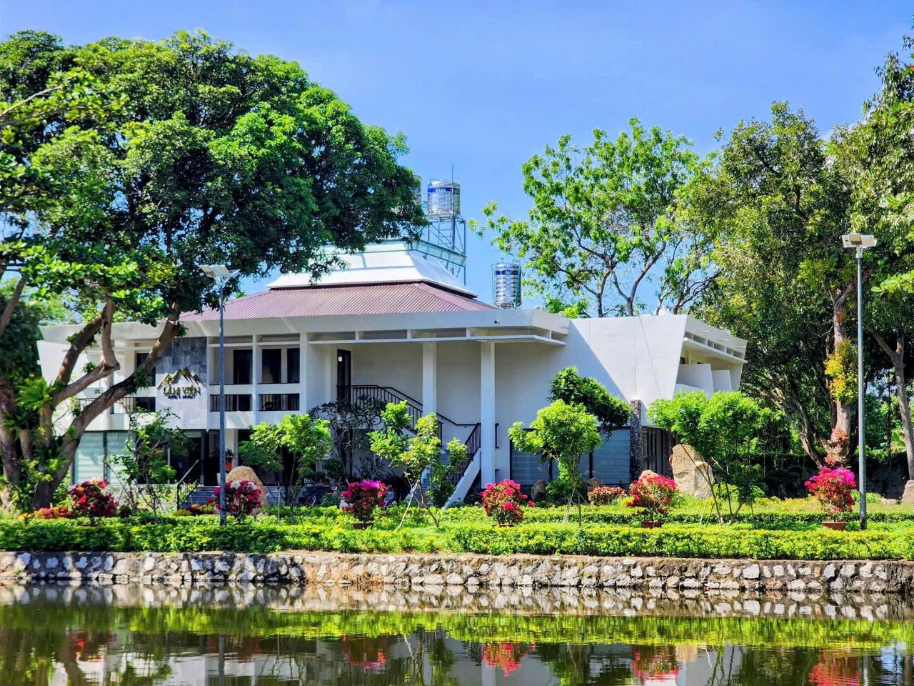 Bức tranh thủy mặc của Hotel & Retreat.