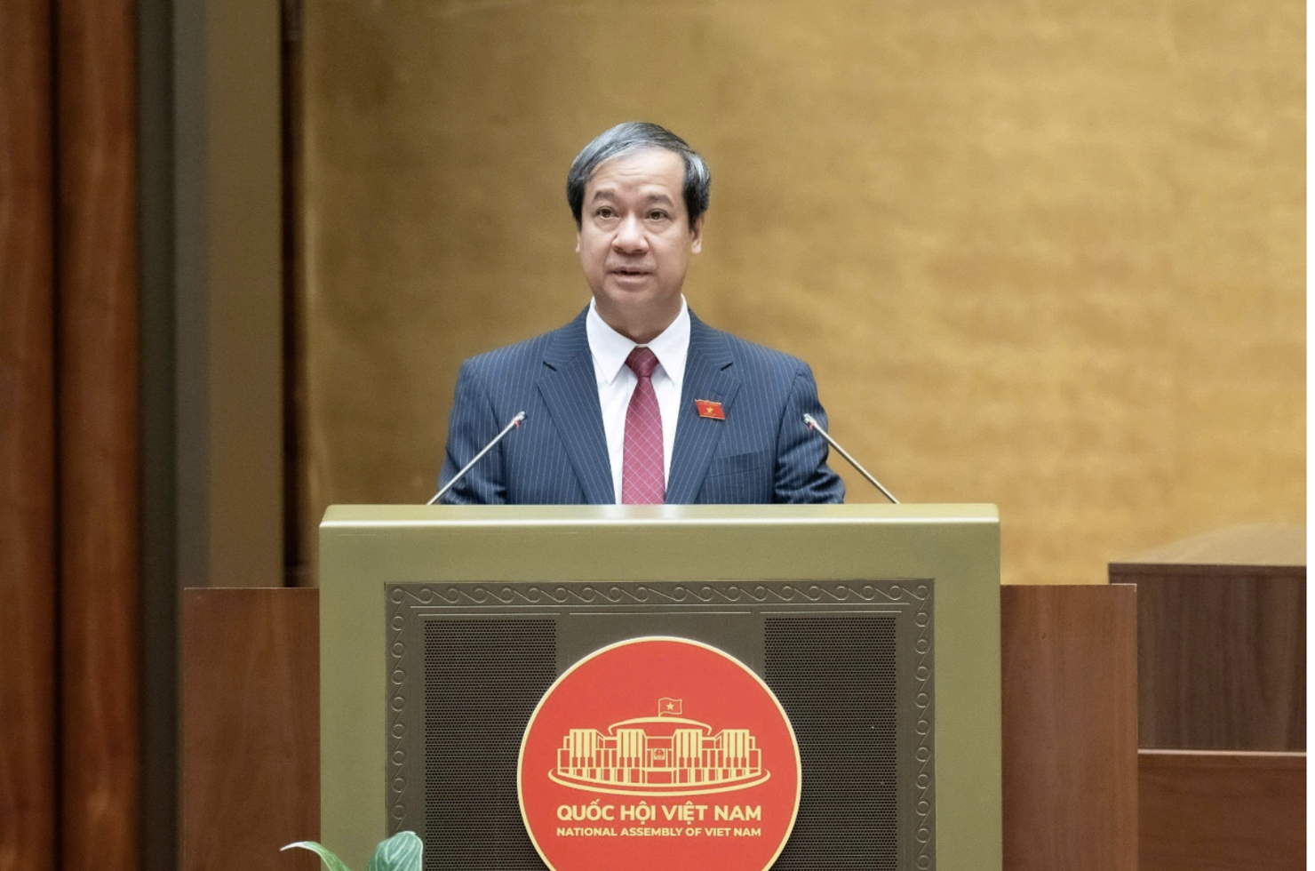 Bộ trưởng Bộ Giáo dục và Đào tạo Nguyễn Kim Sơn trình bày Tờ trình.