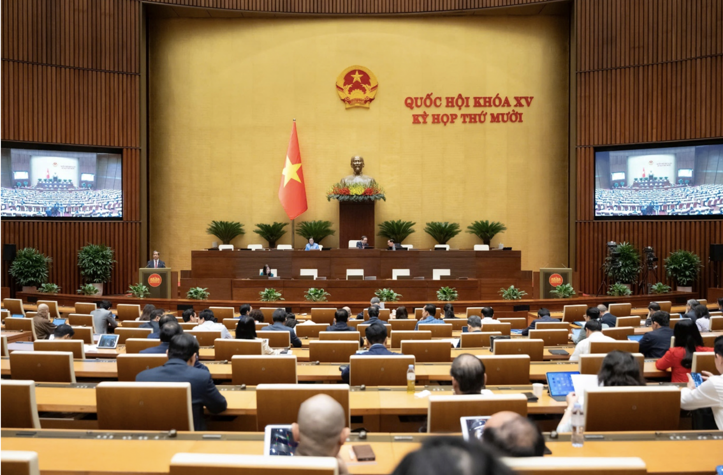 Tại chương trình Kỳ họp thứ 10, Quốc hội làm việc tại hội trường và nghe Tờ trình và Báo cáo thẩm tra về chủ trương đầu tư Chương trình mục tiêu quốc gia hiện đại hóa, nâng cao chất lượng Giáo dục và Đào tạo giai đoạn 2026 - 2035.