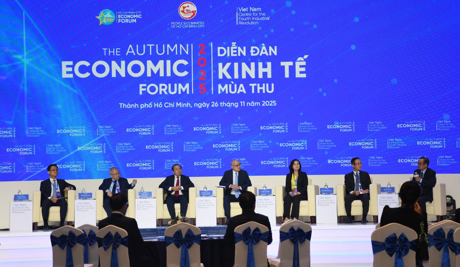 Đại diện các bộ, ngành tham dự phiên đối thoại