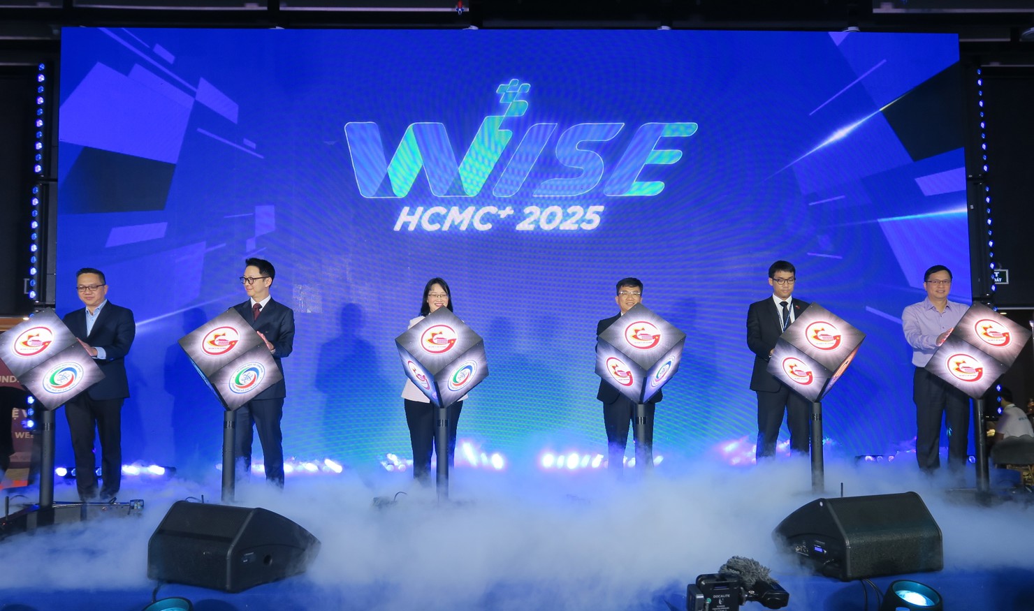 Lãnh đạo TP. Hồ Chí Minh và các đại biểu thực hiện nghi thức khai mạc Tuần lễ Đổi mới sáng tạo, Khoa học công nghệ và Khởi nghiệp sáng tạo TP. Hồ Chính Minh 2025 Ảnh: Đức Mỹ 